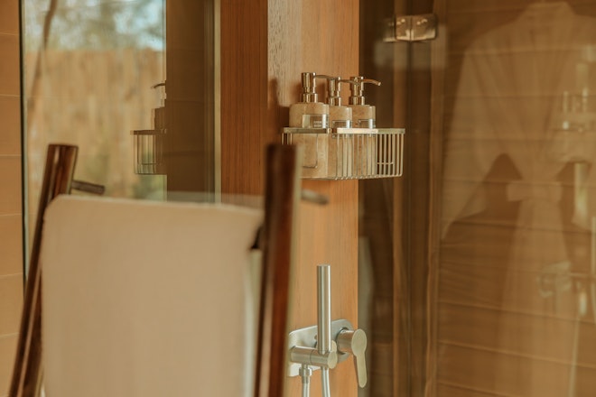 1 Bedroom Lagoon Tent - Bathroom Details