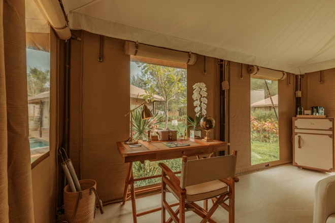 1 Bedroom Lagoon Tent - Desk