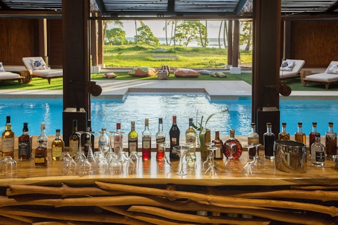 ROYAL POOL BEACH VILLA Pool Bar