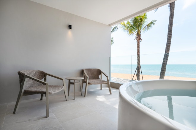 Deluxe Beachfront - Bathtub