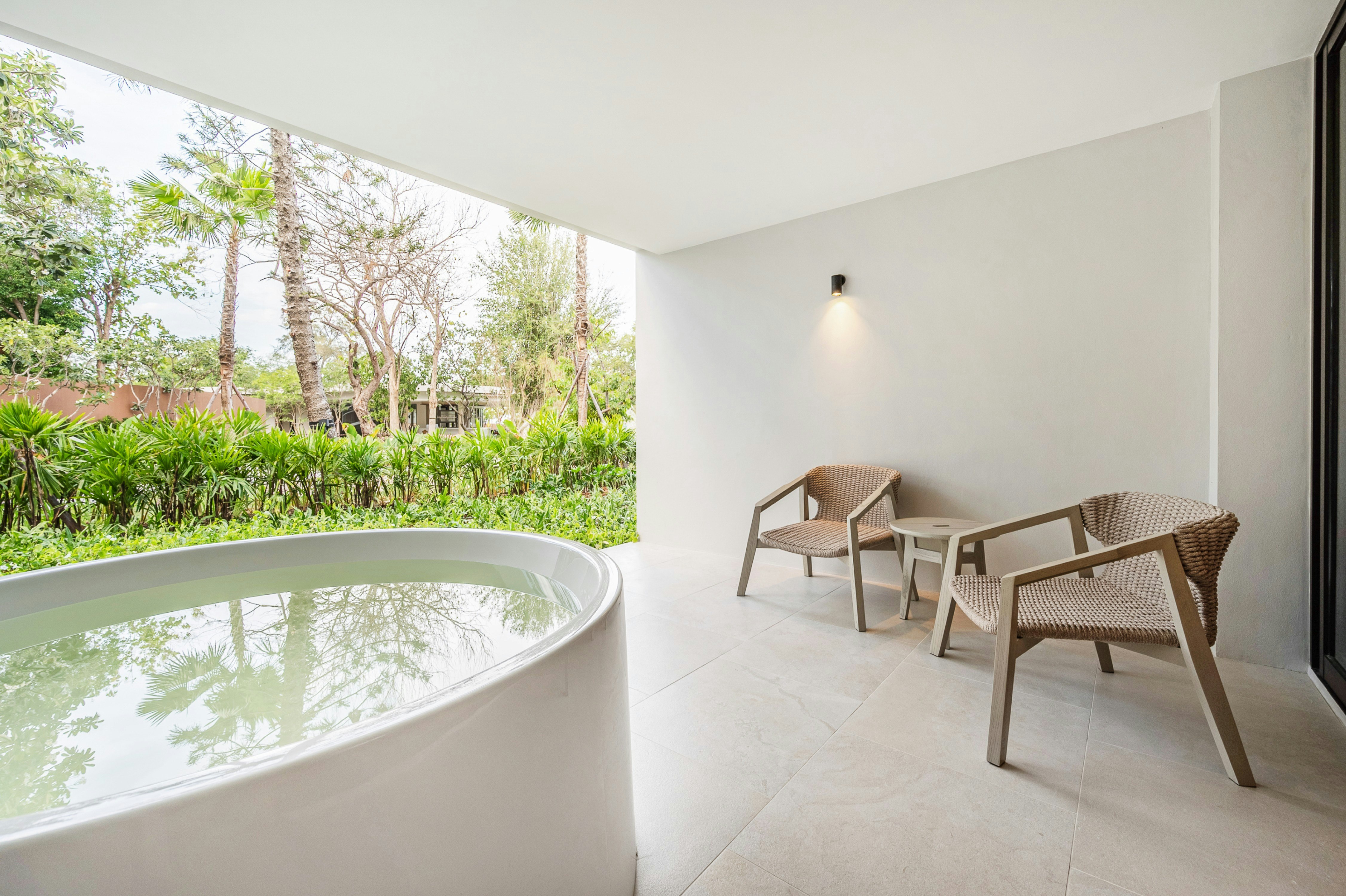 Family Garden View - Outdoor Bathtub