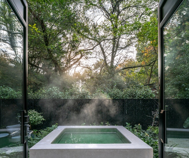 Deluxe Courtyard Room Hot Tub