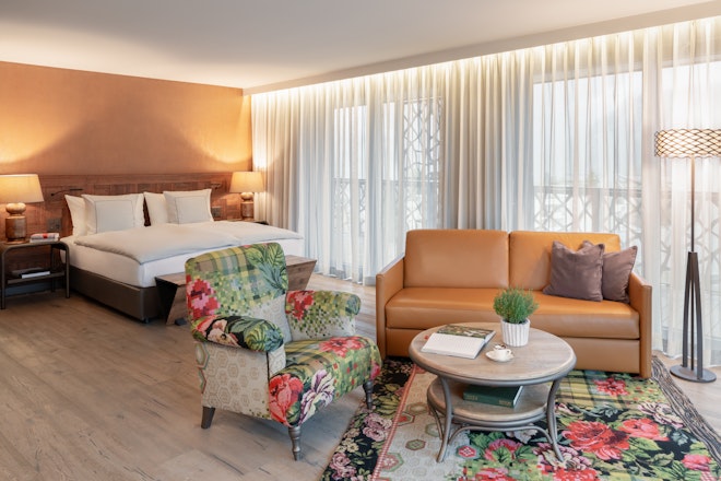 Corner Junior Suite - Bedroom & Living Area