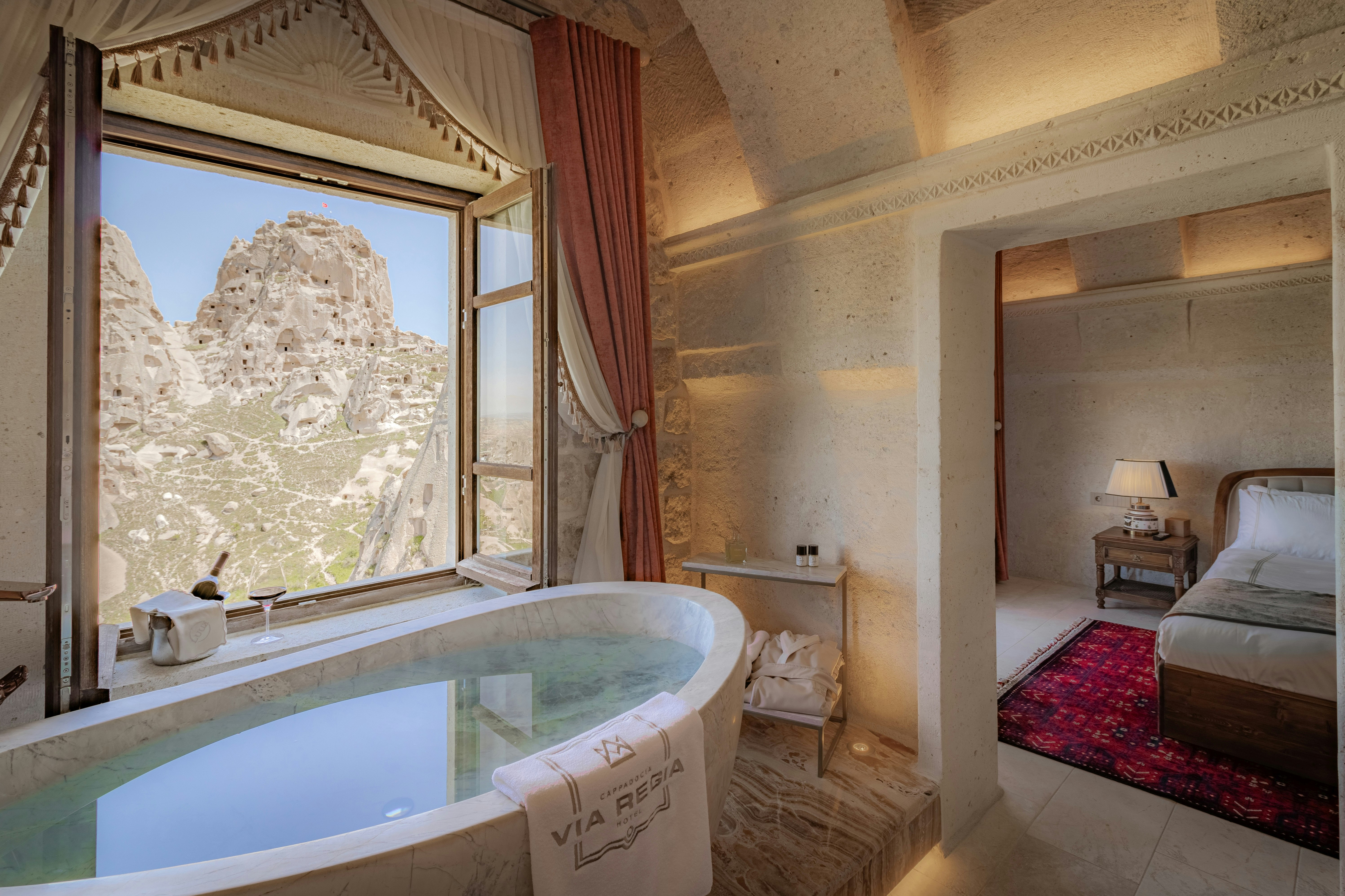 Stone Arched Luxury Suite - Bathtub