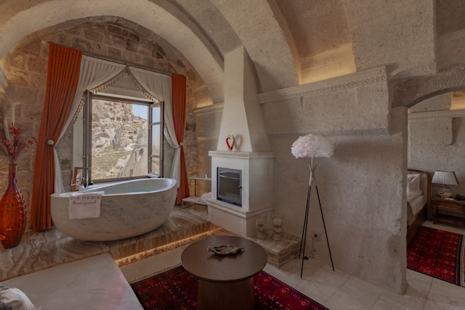 Stone Arched Luxury Suite Balcony - Bathtub