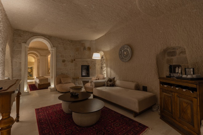 Natural Cave King Suite With Pool - Living Area