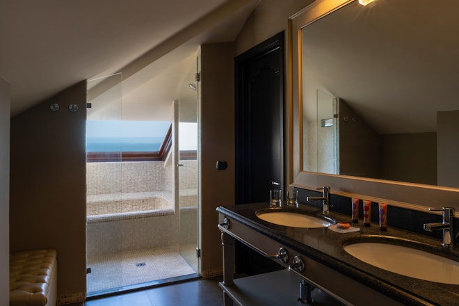 Rooftop Junior Suite Bathroom