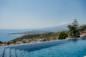 INFINITY POOL