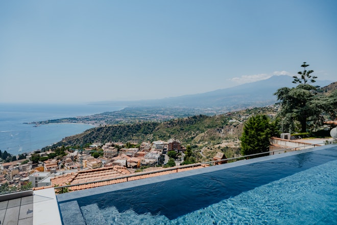 INFINITY POOL