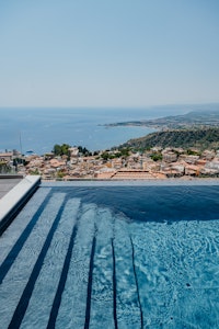 INFINITY POOL