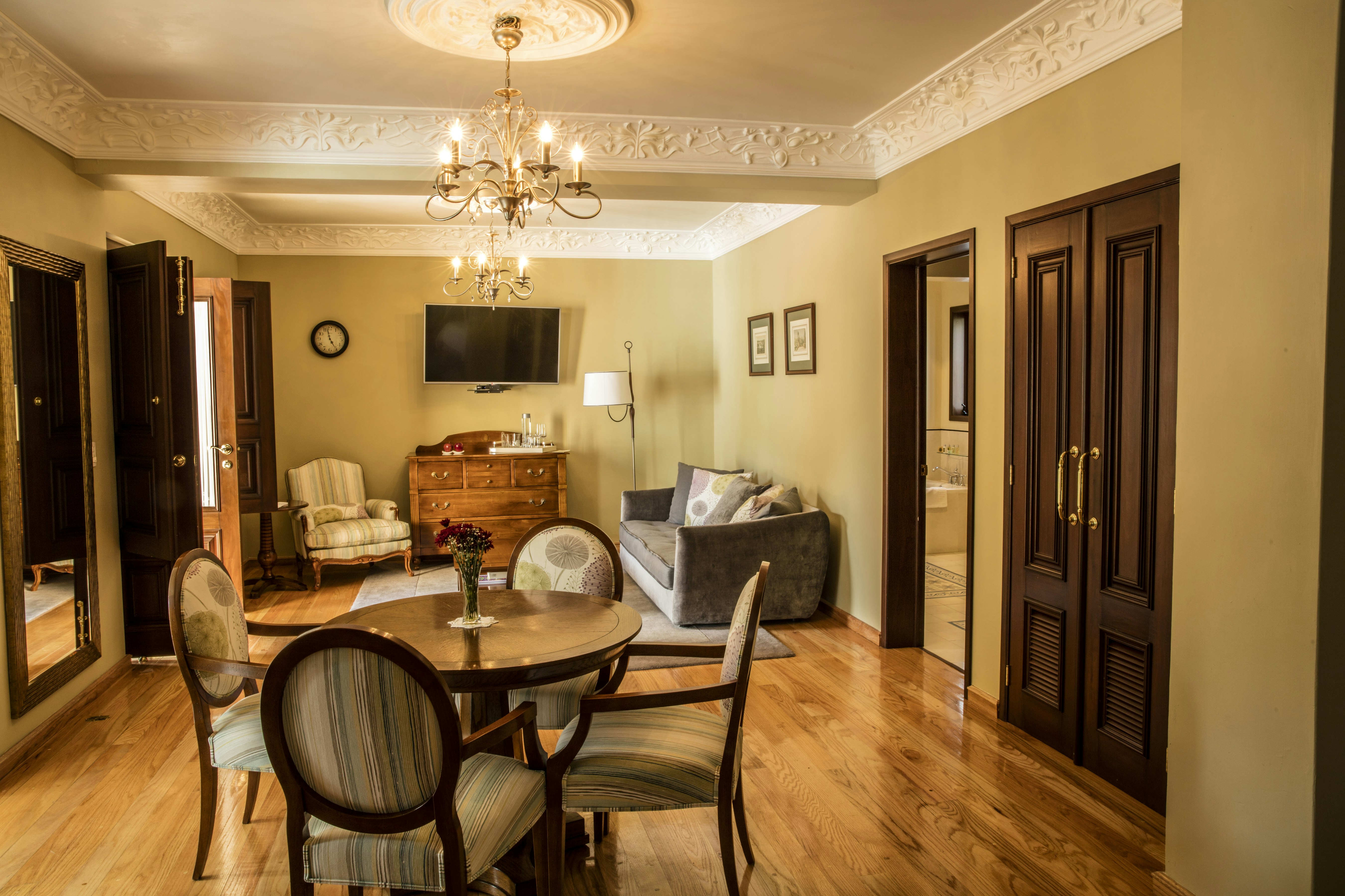 Master Deluxe Suite - Living & Dining Area