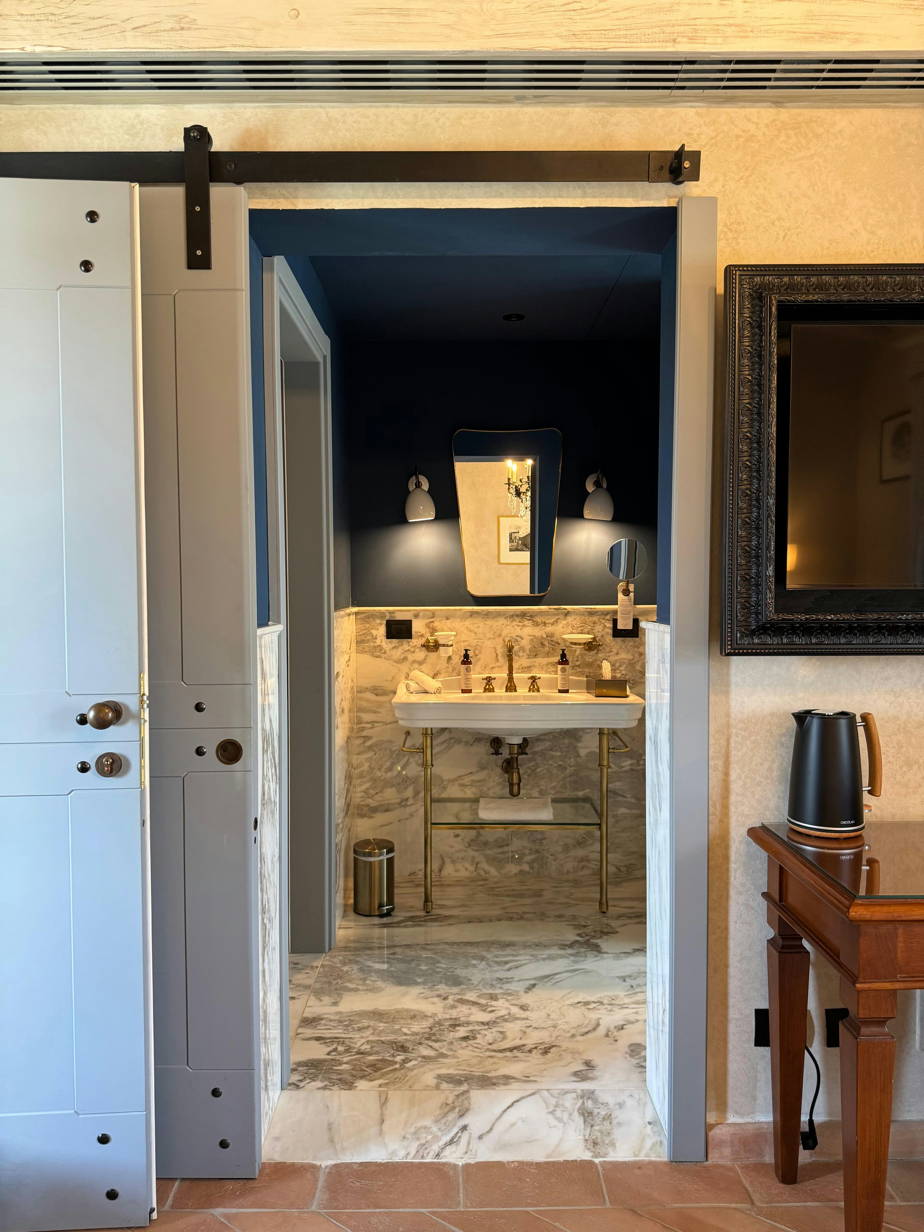 Classic Room - Bathroom