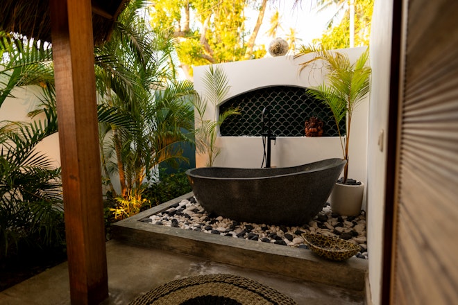 The Wave - Outdoor Bathtub