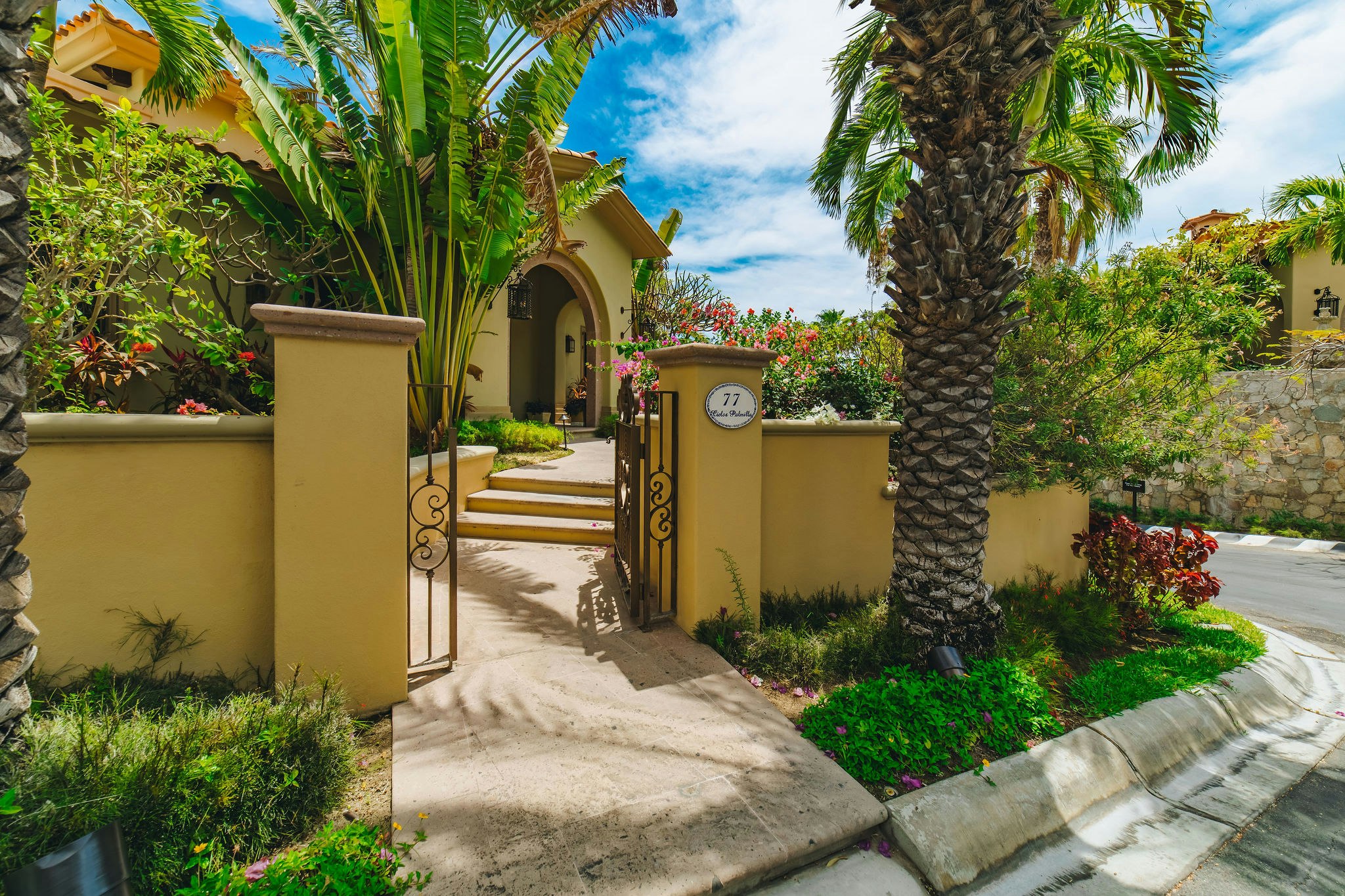 Cielos 77 - Entrance