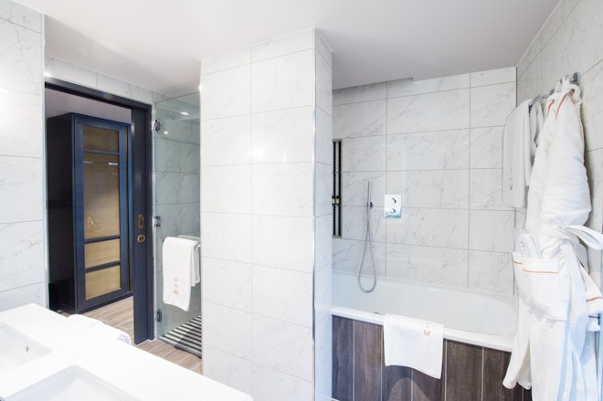 Deluxe Studio - Bathroom