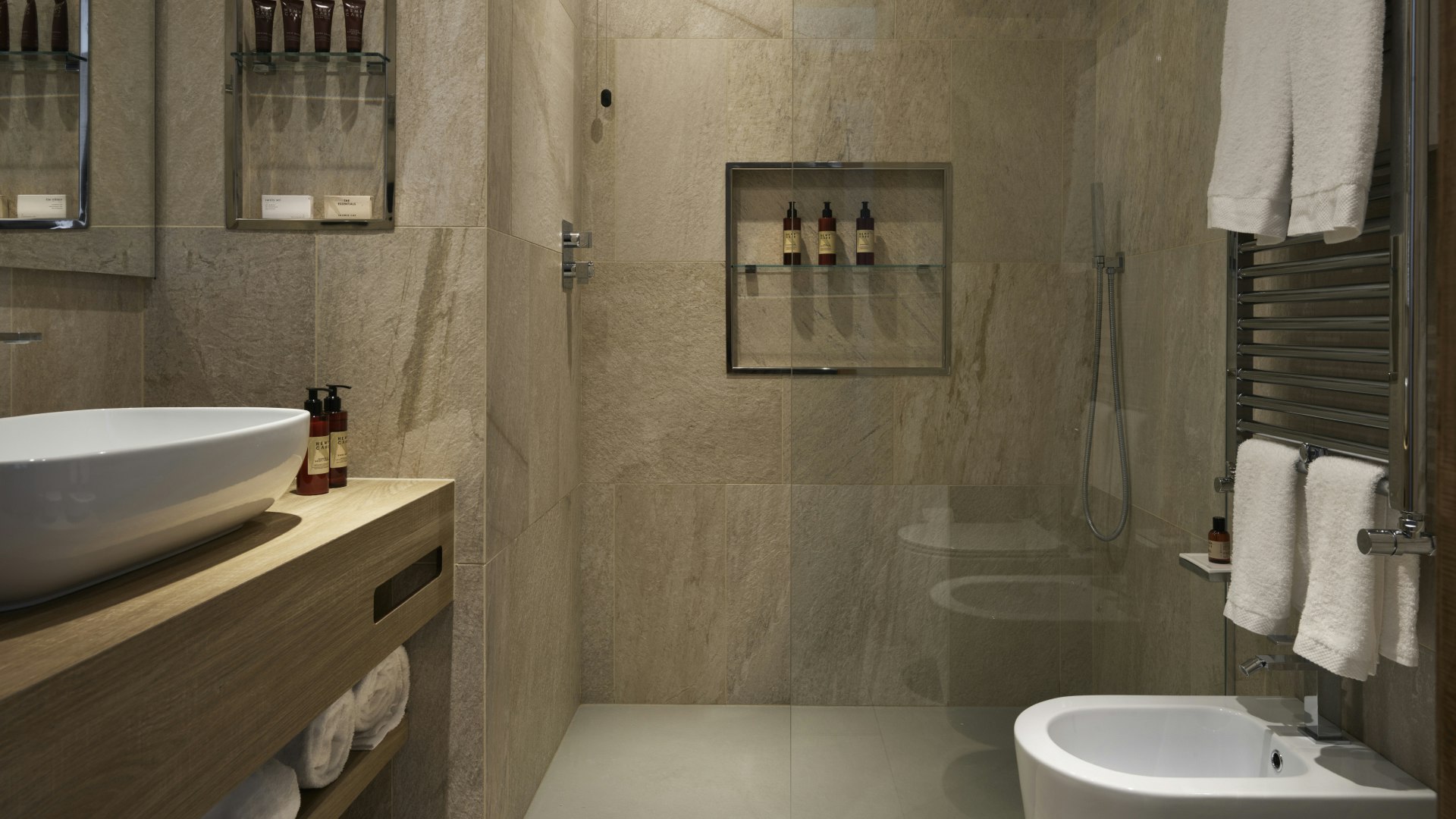 Deluxe Room Bathroom