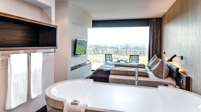 Junior Suite bath and bed