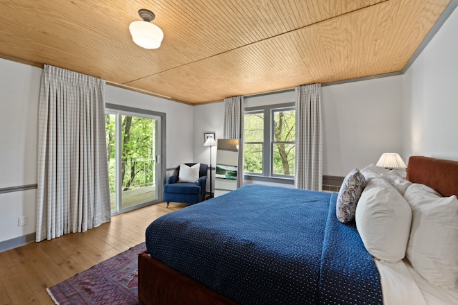 Streamside View Queen