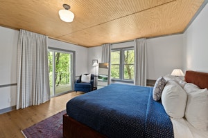 Streamside View Queen