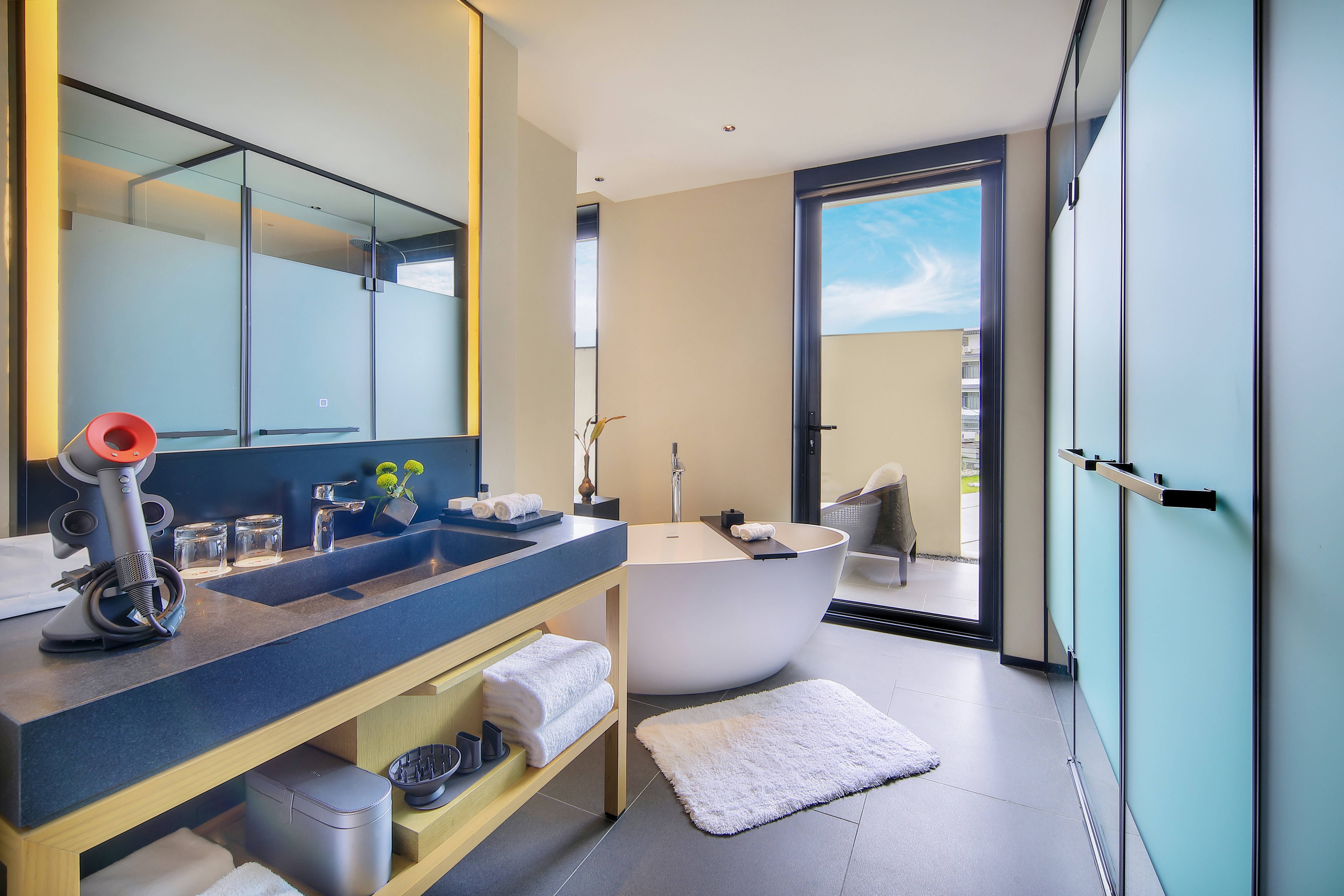 Superior Courtyard Twin Room Bathroom