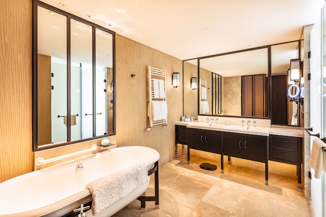 Deluxe Suite - Bathroom