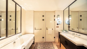 Superior King Room - Bathroom