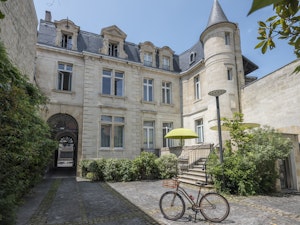 YNDO Hôtel - Exterior