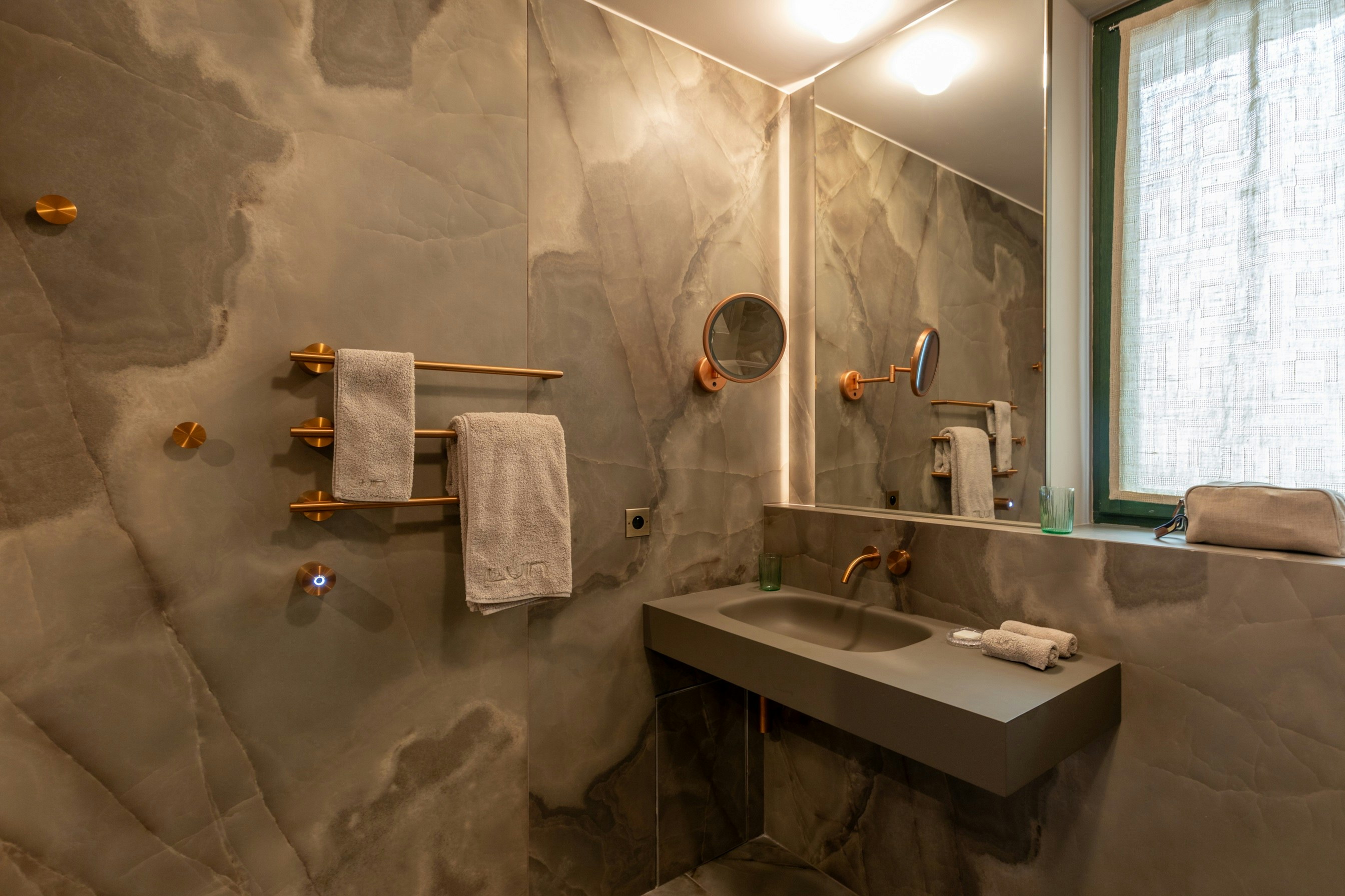 Executive Crazy - Bathroom