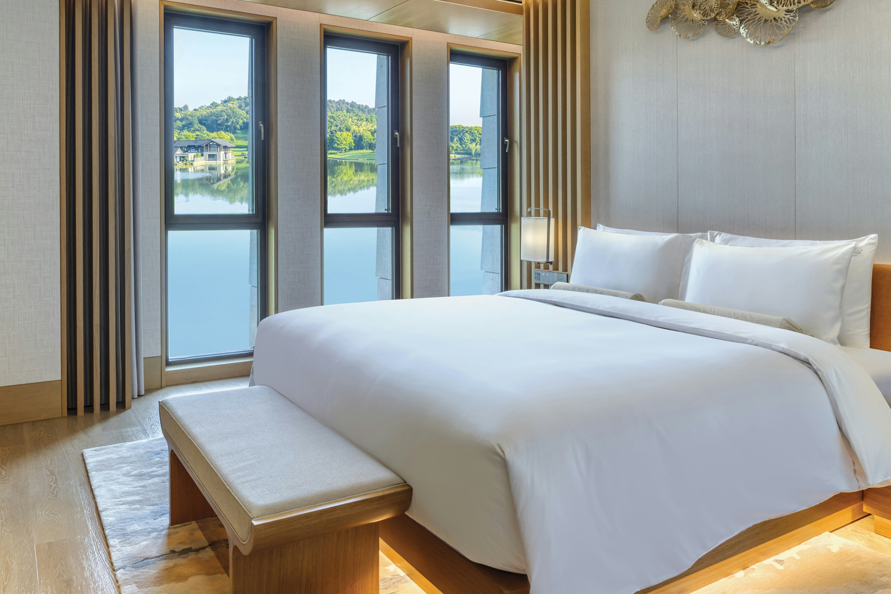 Lakeside Mountain View Suite - Bedroom