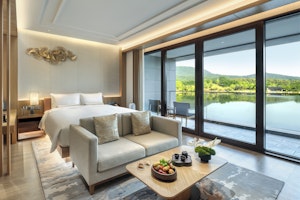 Lakeside Mountain View Room - Bedroom