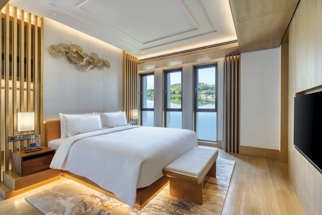 Lakeside Spectacular Mountain View Suite - Bedroom