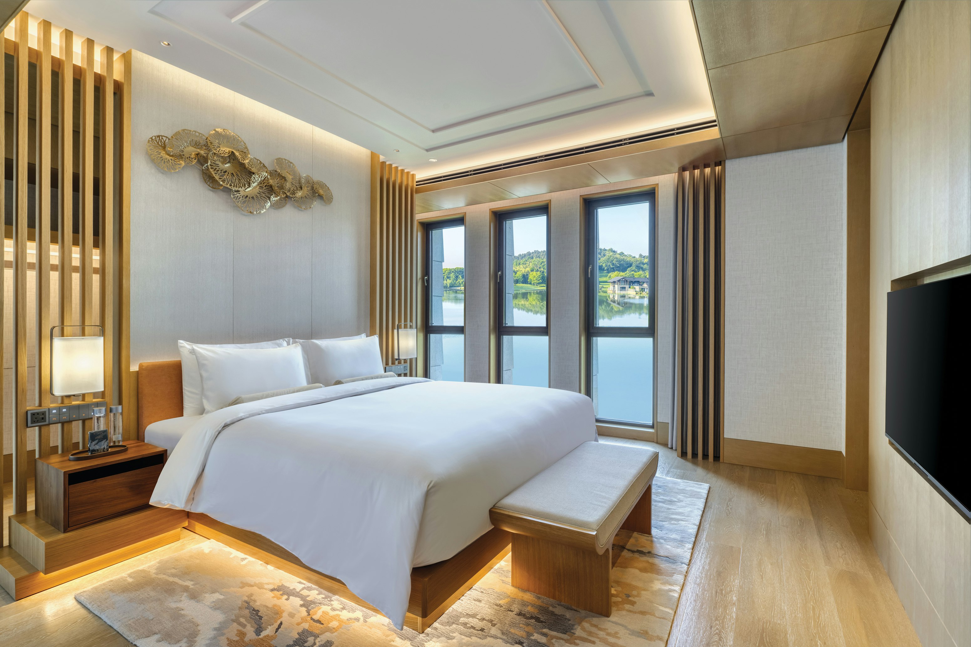 Lakeside Spectacular Mountain View Suite - Bedroom