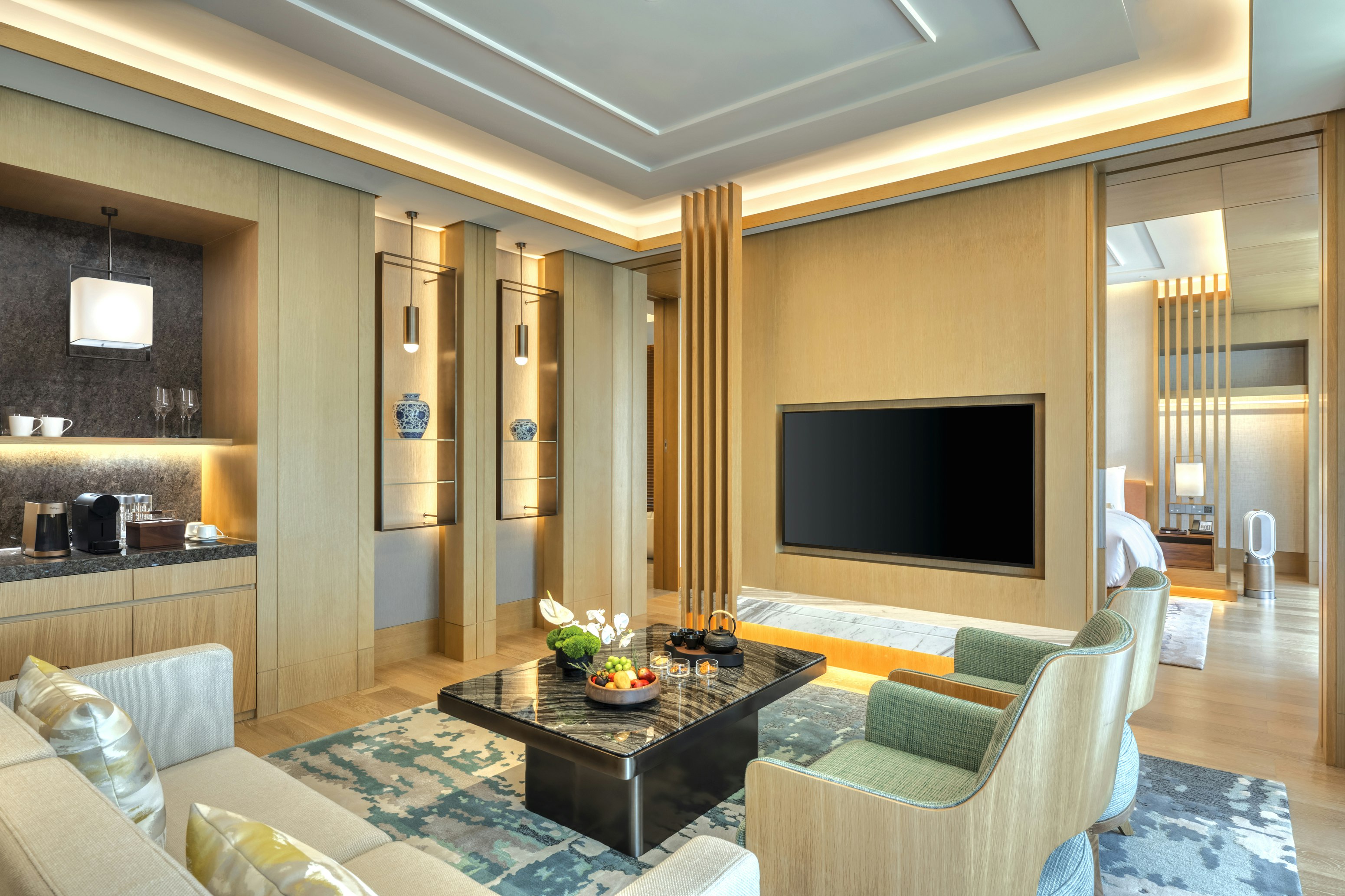 Lakeside Spectacular Mountain View Suite - Living Area