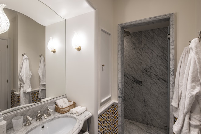 Deluxe Room - Bathroom