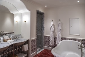 Patio Suite - Bathroom