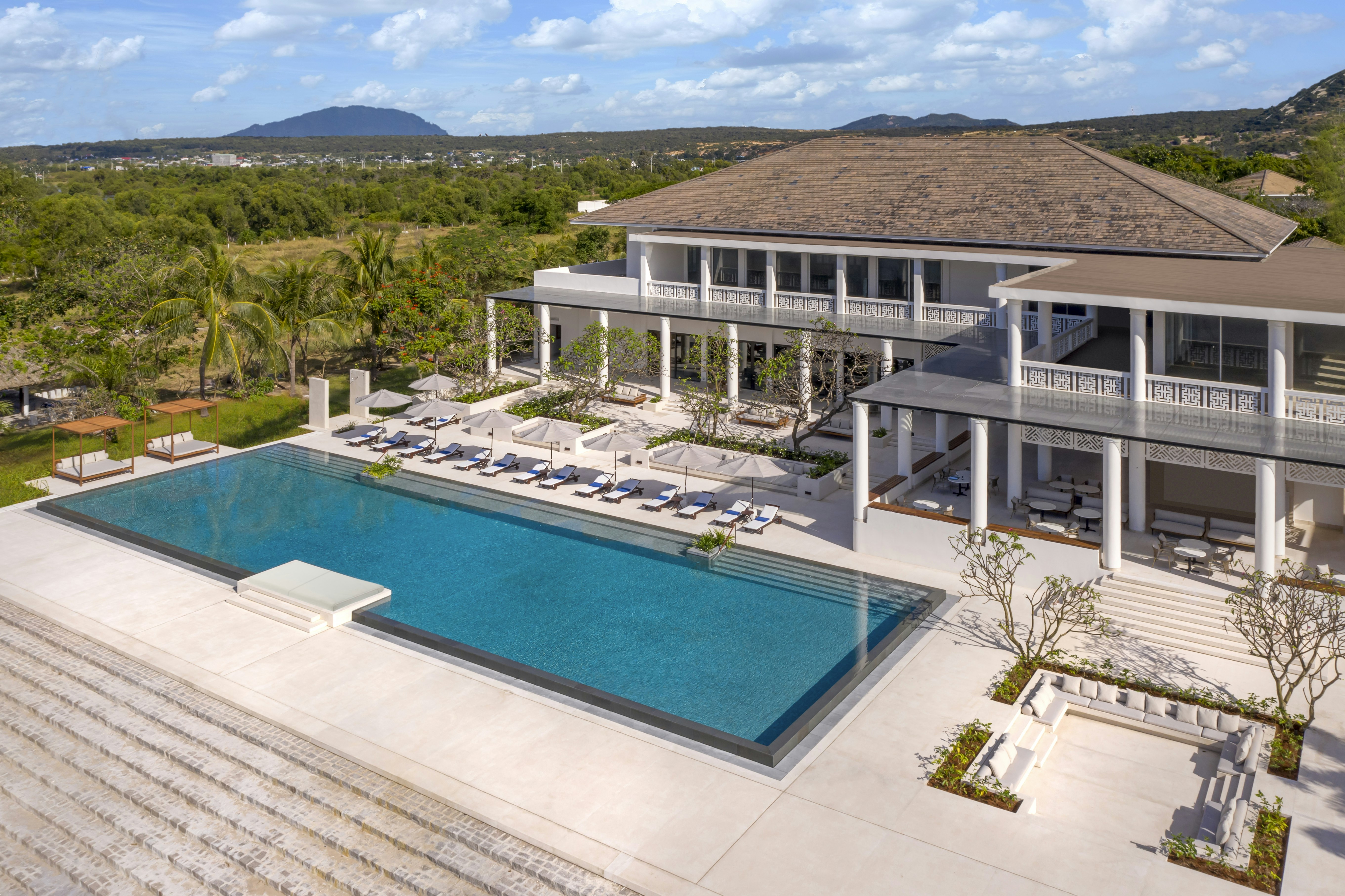 Beachfront Lounge and Pool Peaceful