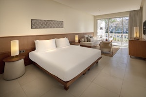 Deluxe Suite Pool View - Bedroom