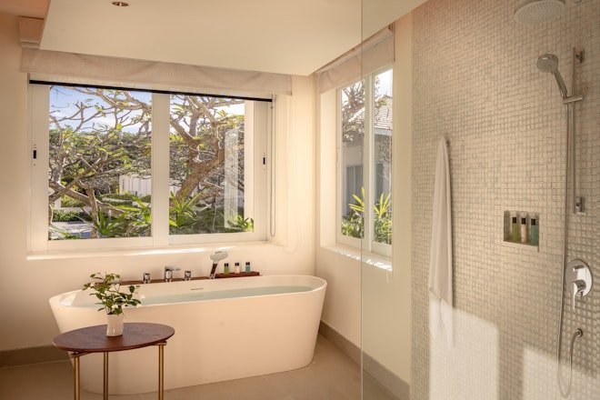 Deluxe Suite - Bathroom
