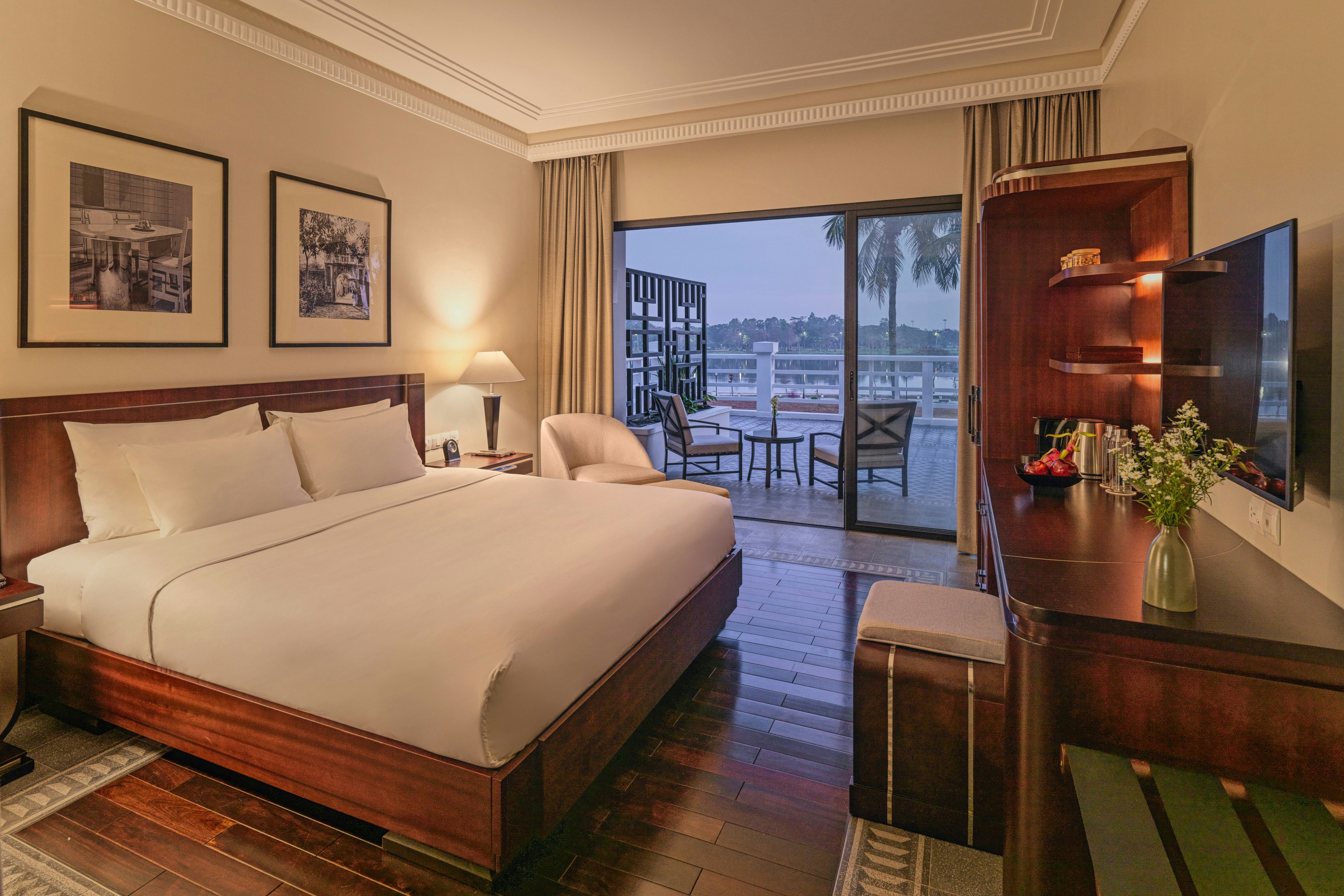 Superior River Queen - Bedroom