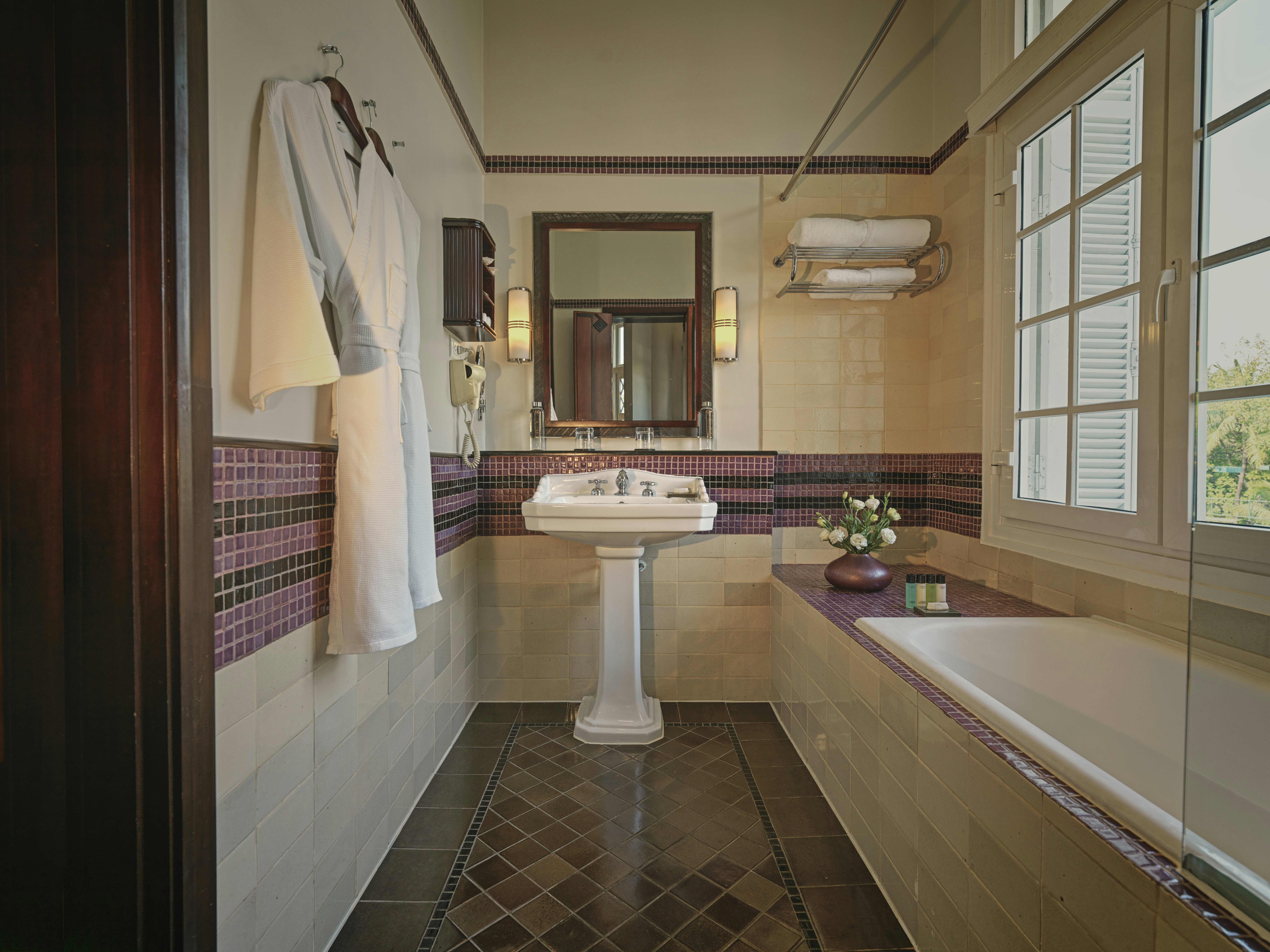 Colonial Junior Suite - Bathroom