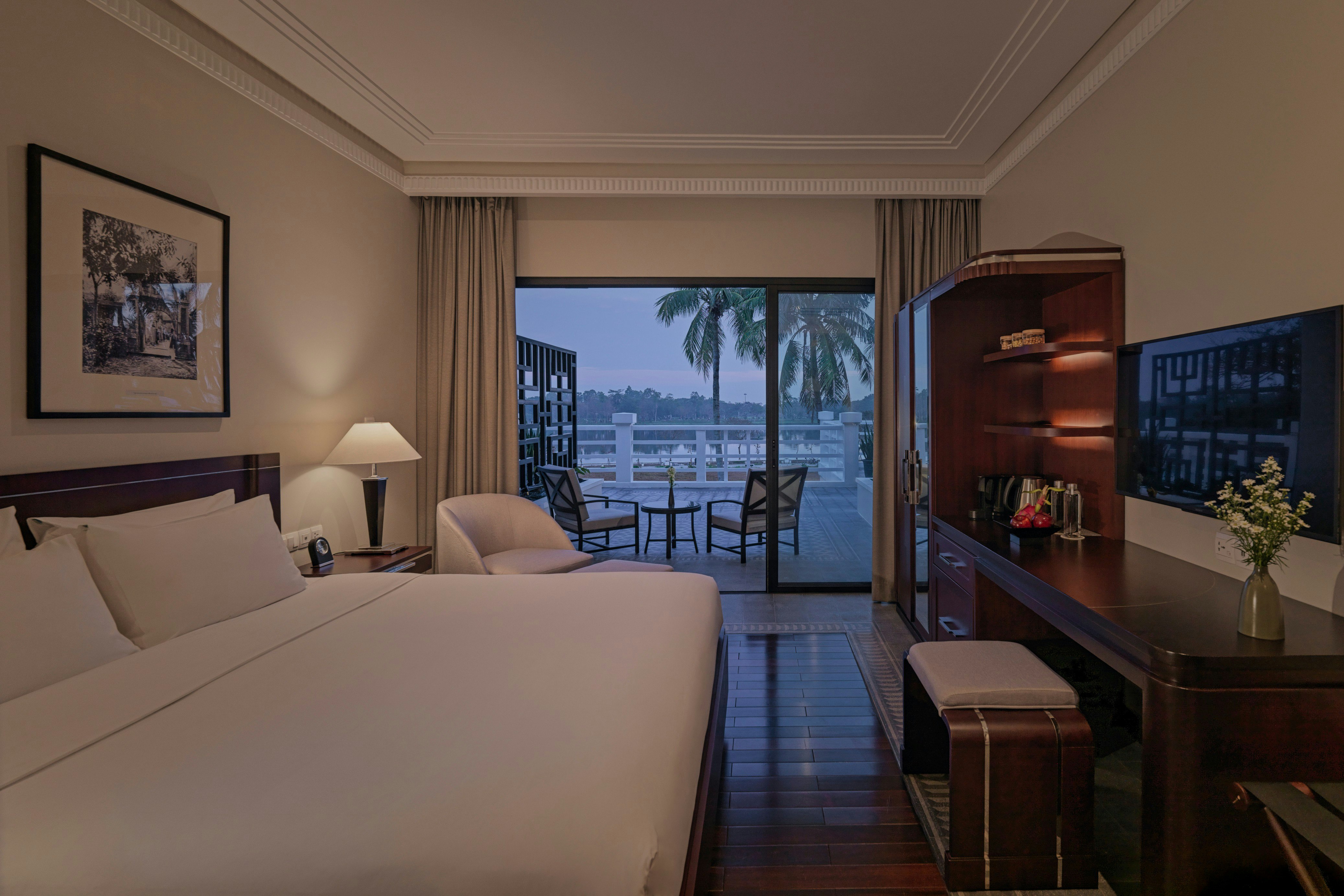 Superior River Queen - Bedroom