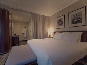 Deluxe River King - Bedroom