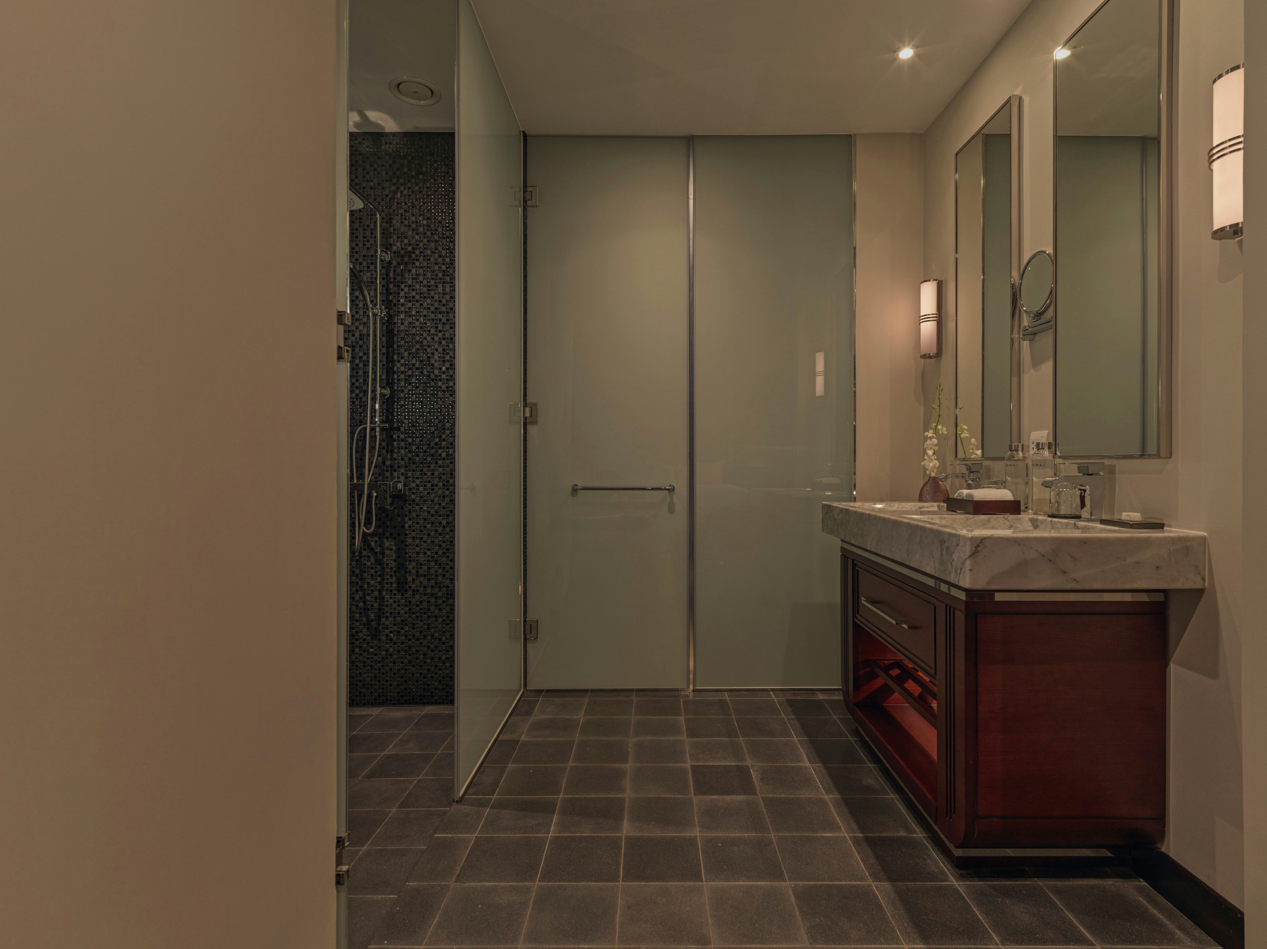 Deluxe Garden King - Bathroom