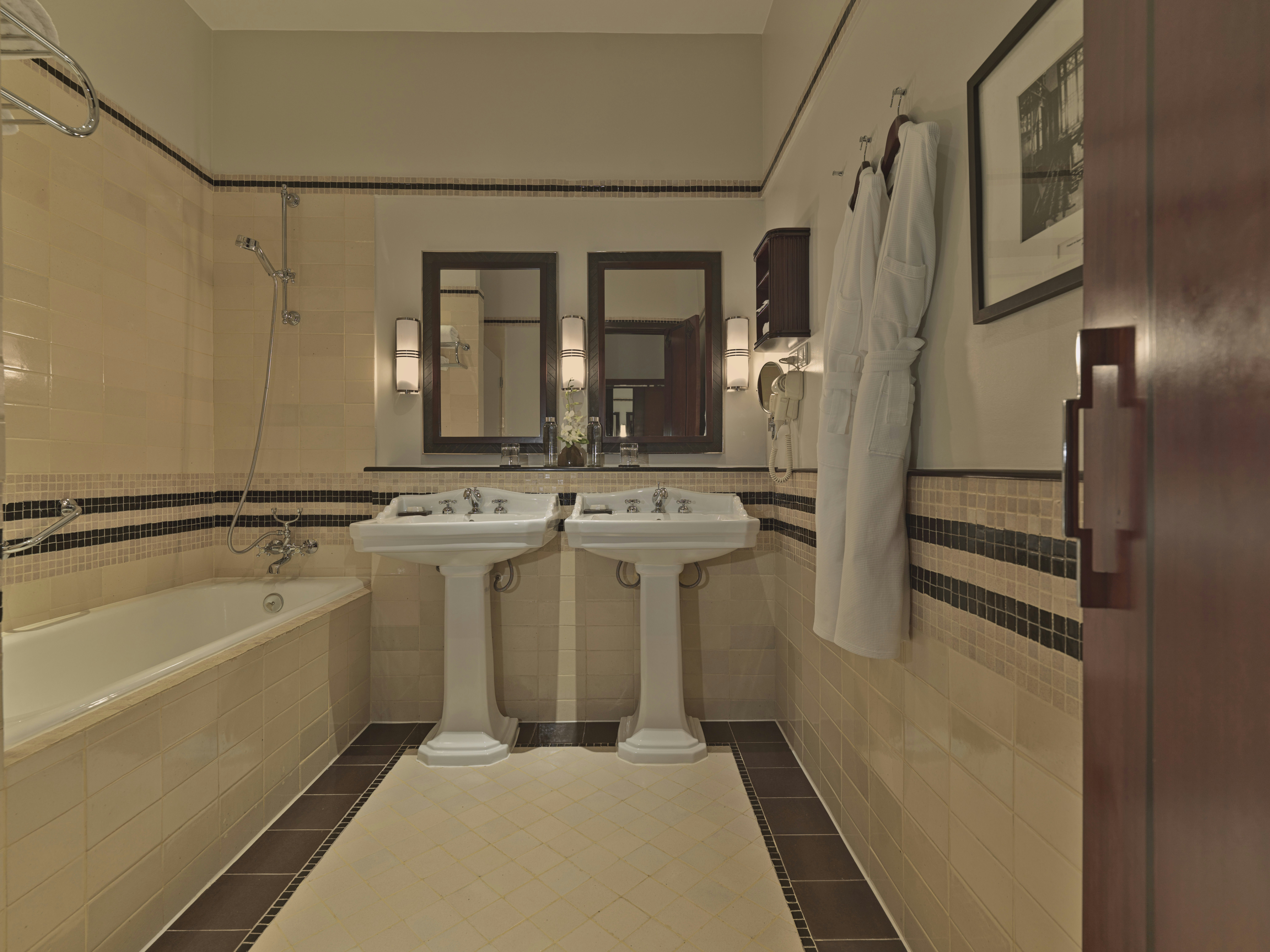 Deluxe Colonial Twin - Bathroom