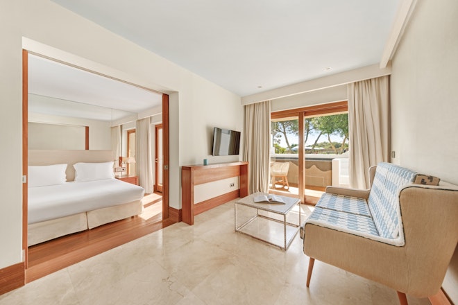 Gran Pool Garden - Bedroom & Living Area