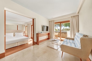 Gran Pool Garden - Bedroom & Living Area