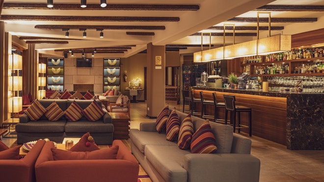 Bar & Lounge