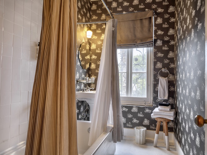 Grand Studio Residence (Queen) - Bathroom
