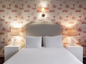 Classic with Queen Bed - Bedroom