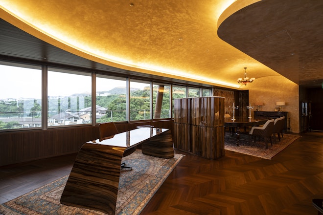 Presidential Suite - Desk
